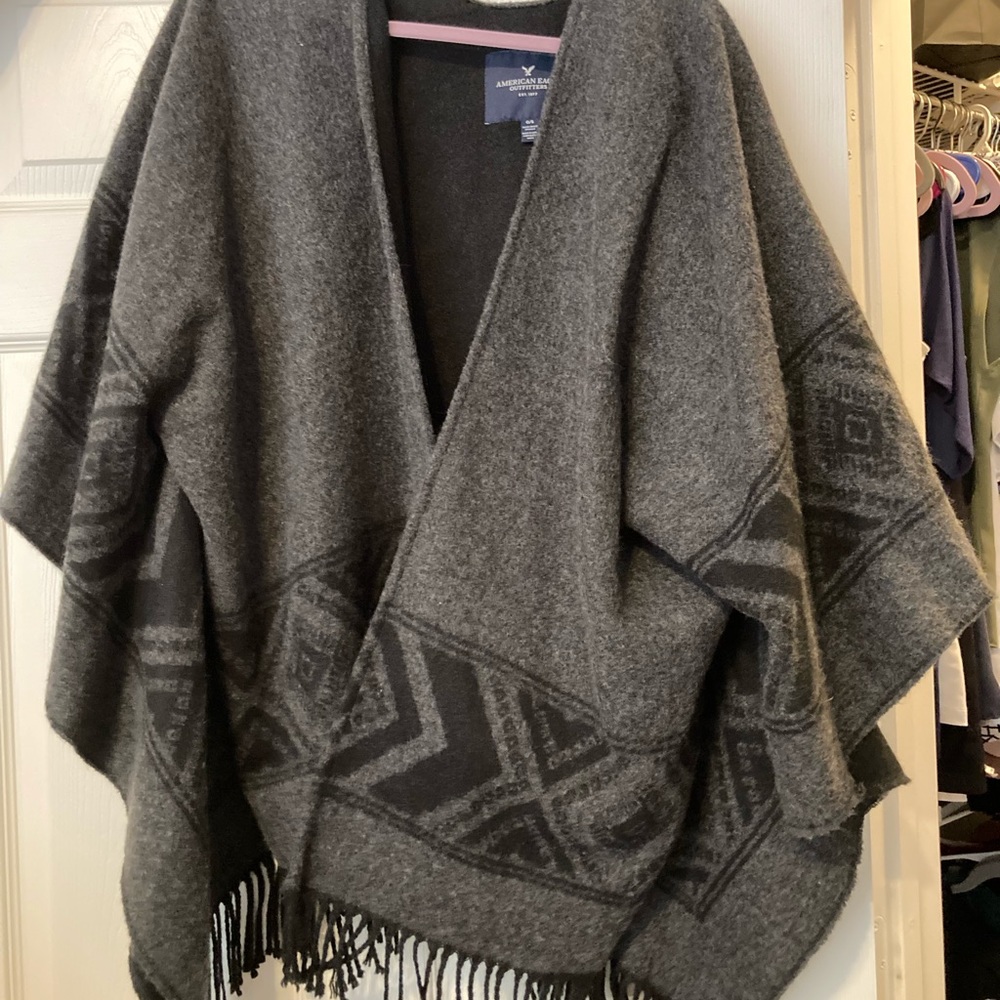 ADORABLE American Eagle Fringe Sleeved Shawl Boho
